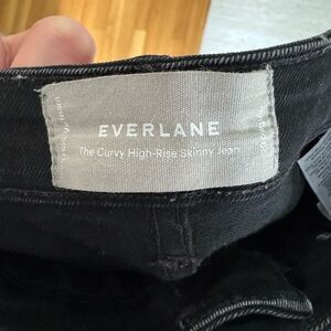 Everlane Curvy High-Rise Skinny Jeans in Black